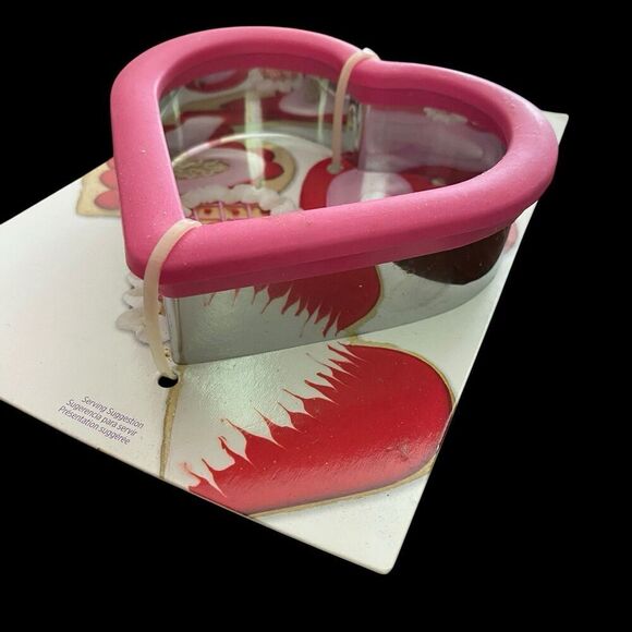 Wilton Heart Cookie Cutter Comfort Grip New on Card - Picture 2 of 3